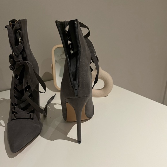 SIZE 7.5 SUEDE HEELS - Picture 4 of 6